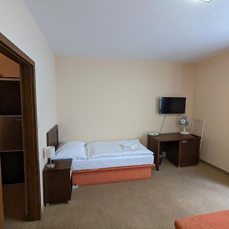 Garni Hotel Cosmopolitan Senec Exteriör bild