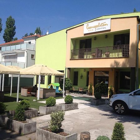 Garni Hotel Cosmopolitan Senec Exteriör bild