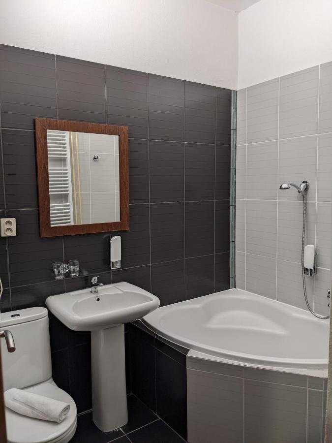 Garni Hotel Cosmopolitan Senec Exteriör bild