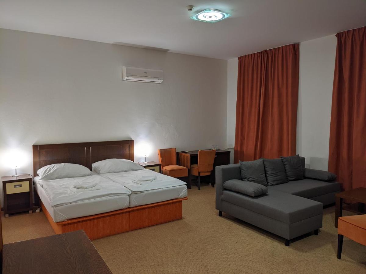 Garni Hotel Cosmopolitan Senec Exteriör bild