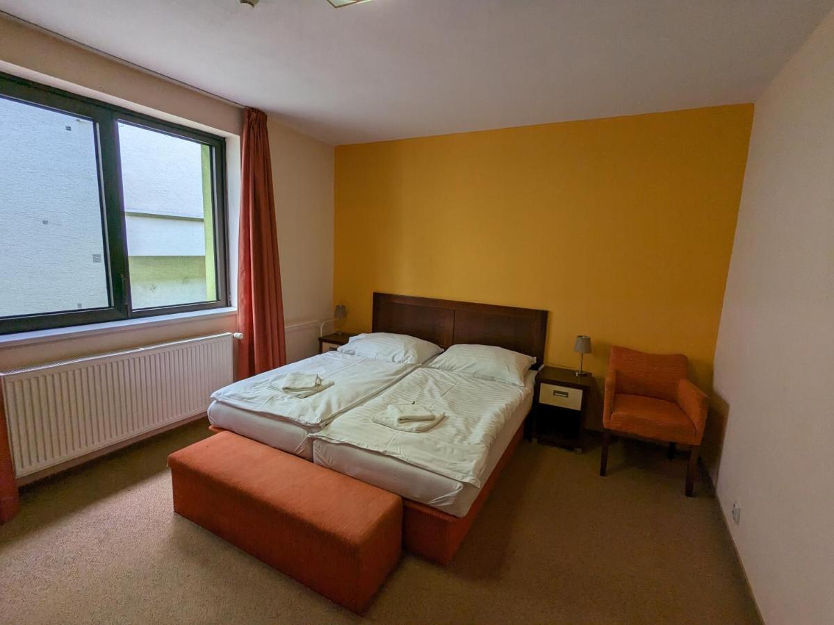 Garni Hotel Cosmopolitan Senec Exteriör bild