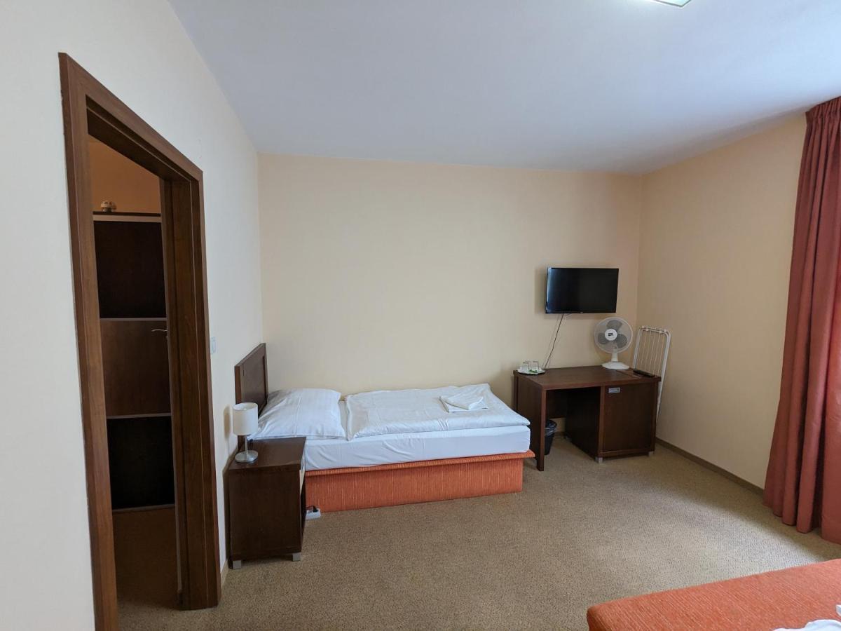Garni Hotel Cosmopolitan Senec Exteriör bild