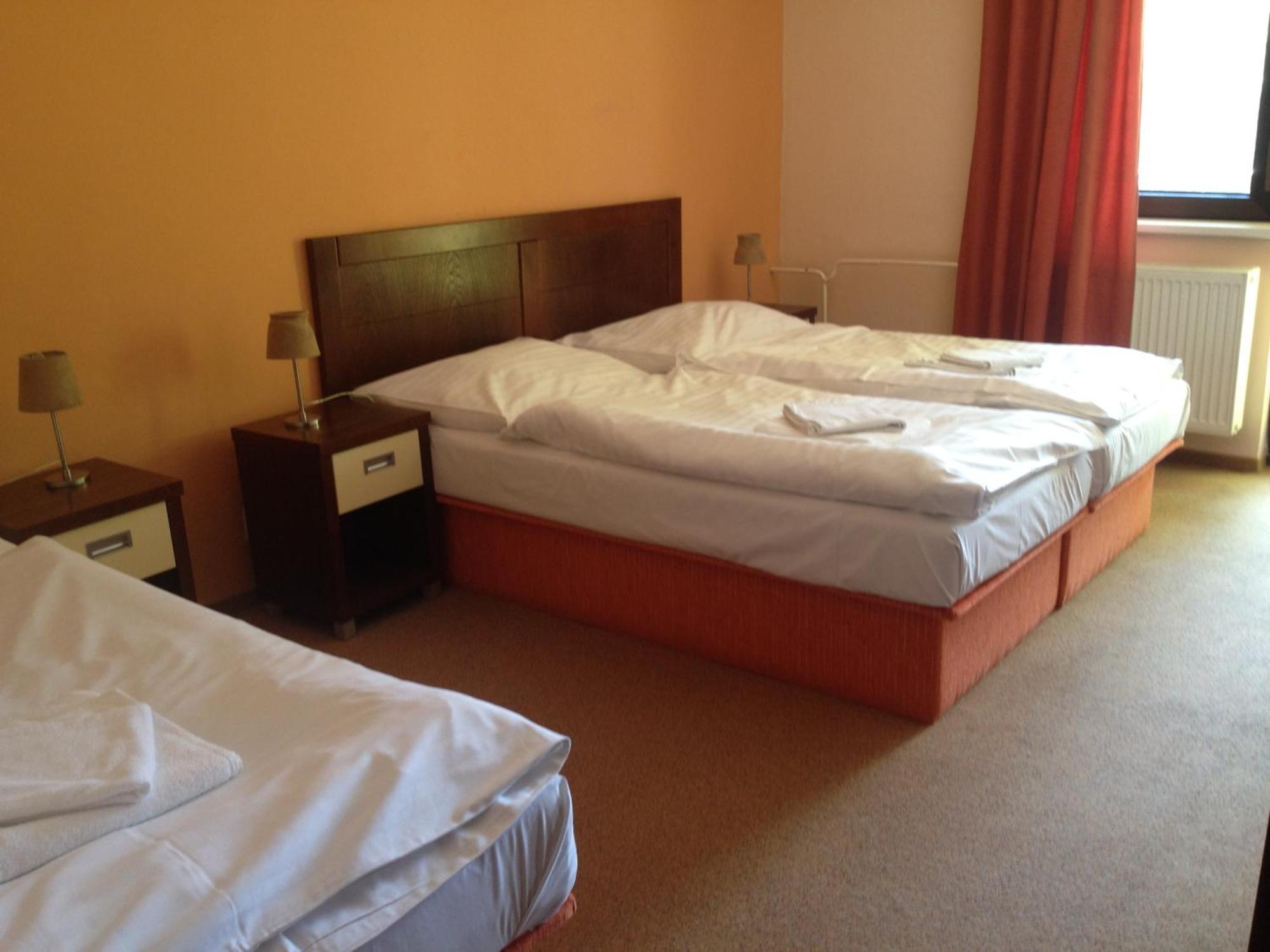 Garni Hotel Cosmopolitan Senec Rum bild