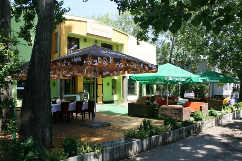 Garni Hotel Cosmopolitan Senec Exteriör bild