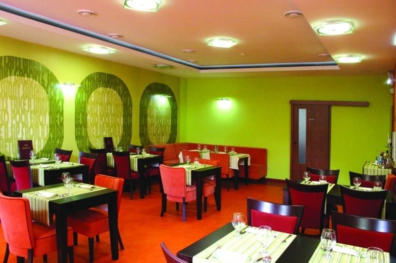 Garni Hotel Cosmopolitan Senec Exteriör bild