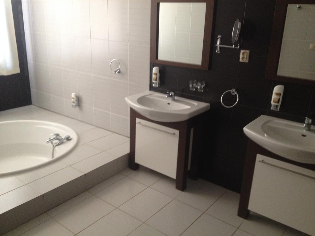 Garni Hotel Cosmopolitan Senec Rum bild