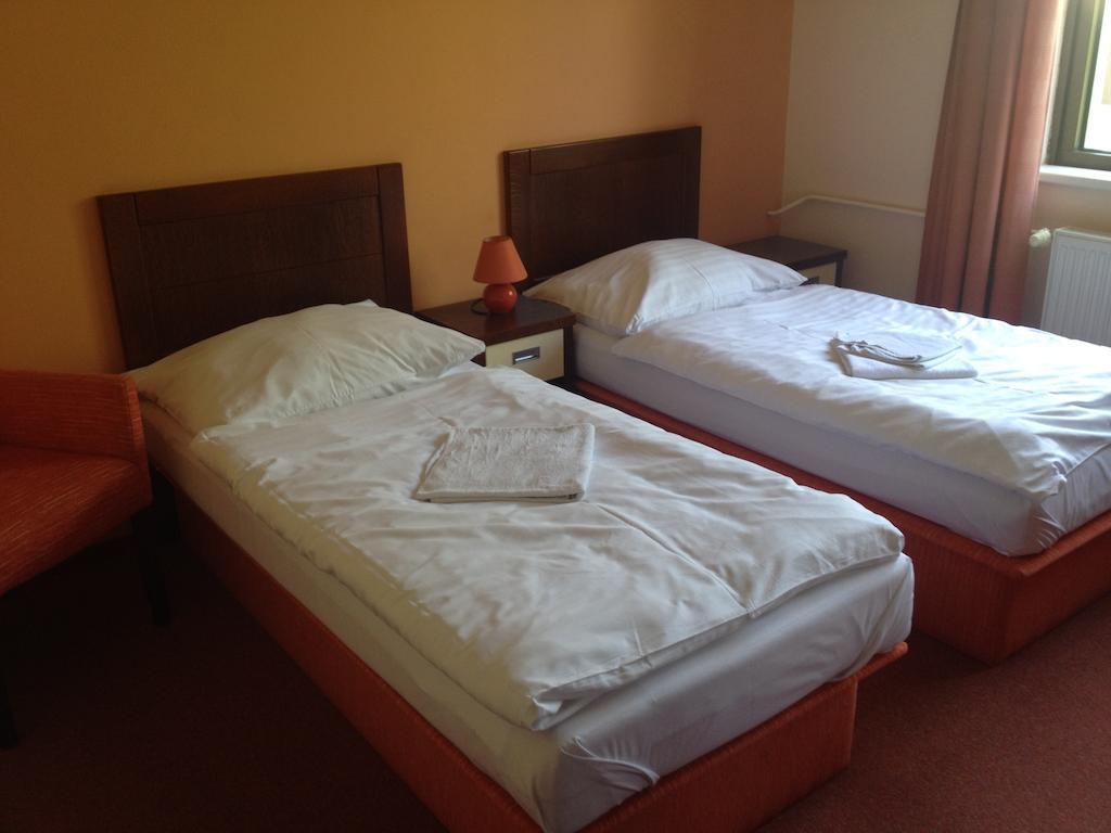 Garni Hotel Cosmopolitan Senec Rum bild