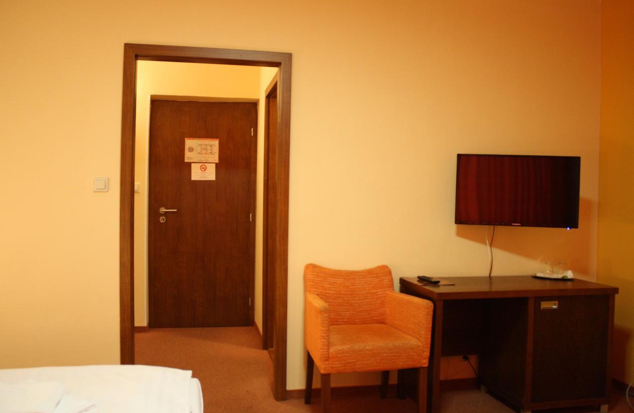 Garni Hotel Cosmopolitan Senec Exteriör bild