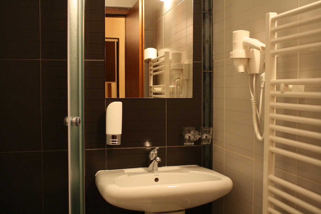 Garni Hotel Cosmopolitan Senec Exteriör bild