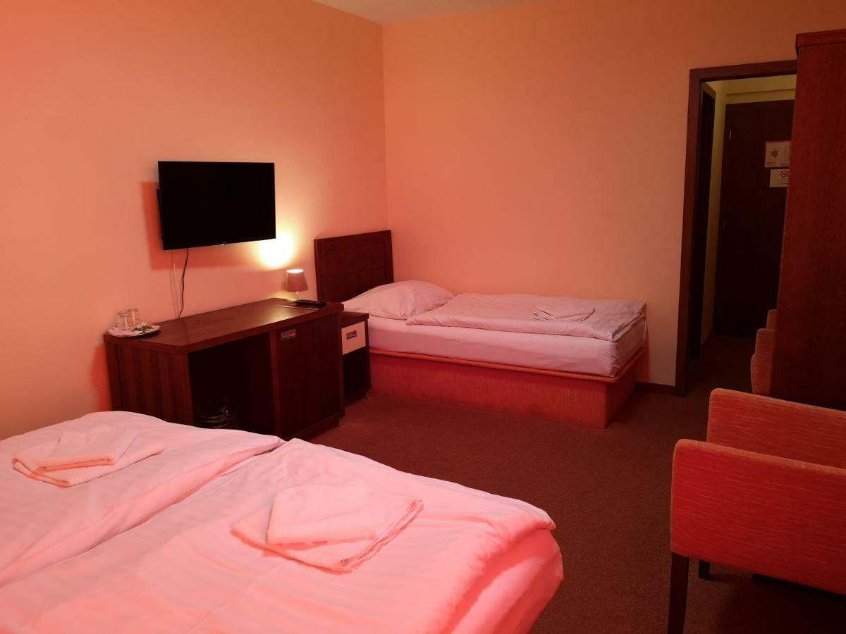 Garni Hotel Cosmopolitan Senec Exteriör bild