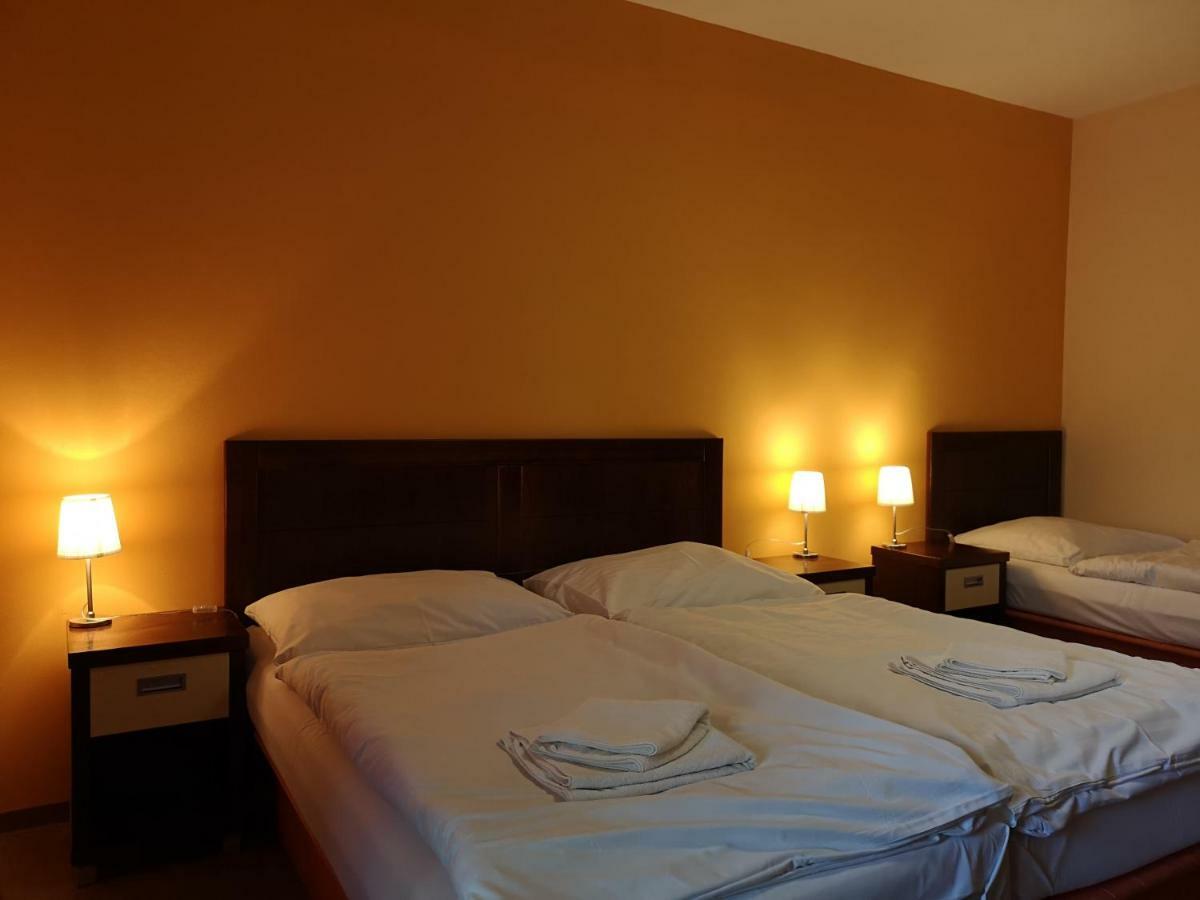 Garni Hotel Cosmopolitan Senec Exteriör bild