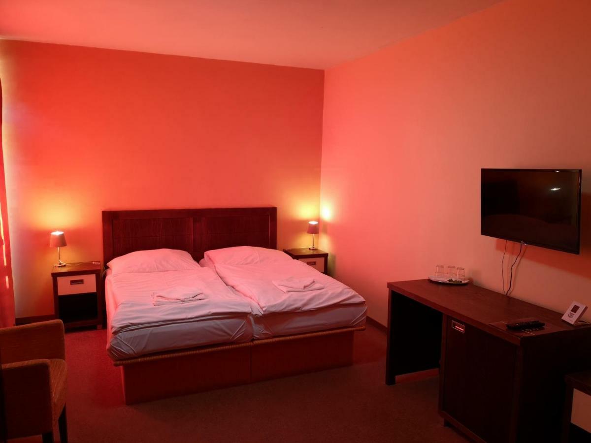 Garni Hotel Cosmopolitan Senec Exteriör bild