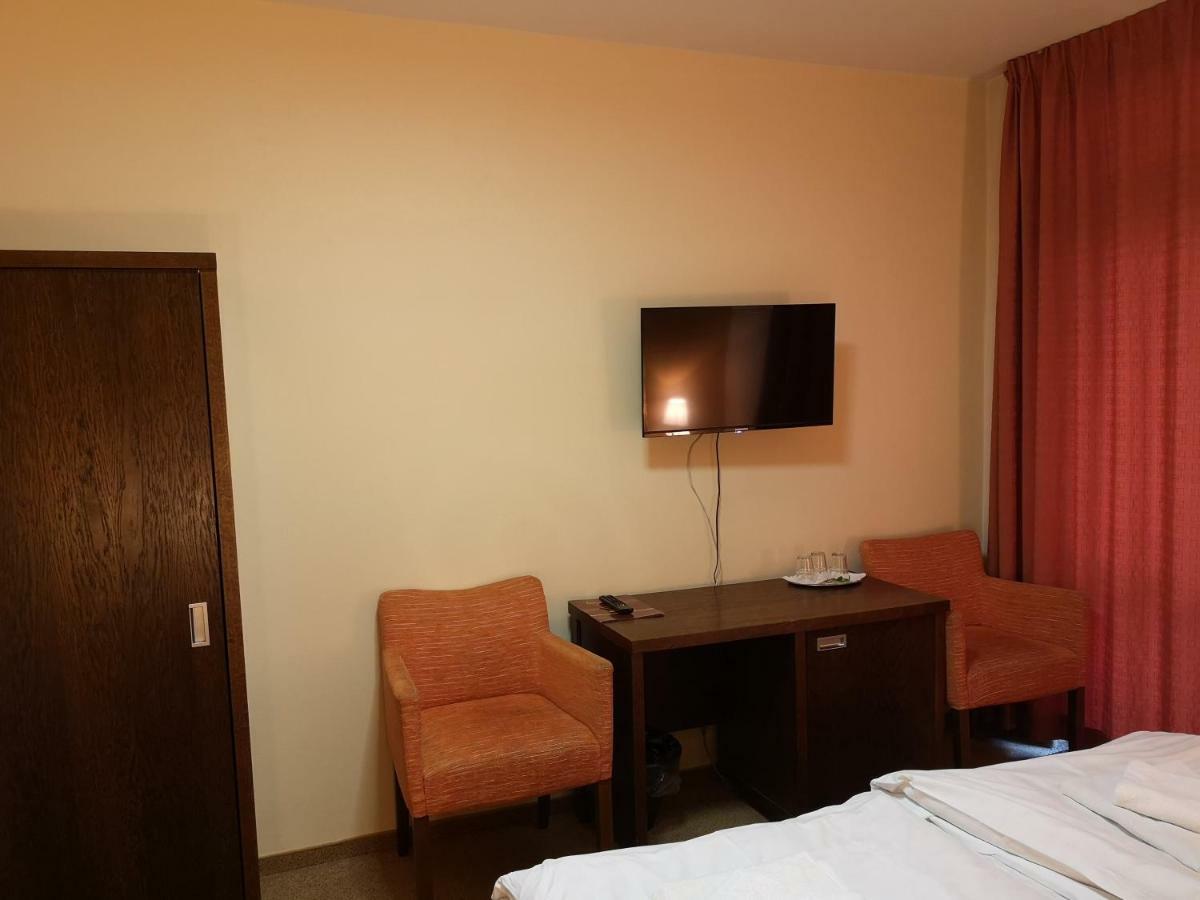 Garni Hotel Cosmopolitan Senec Exteriör bild