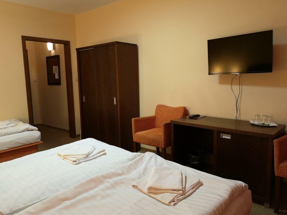 Garni Hotel Cosmopolitan Senec Exteriör bild